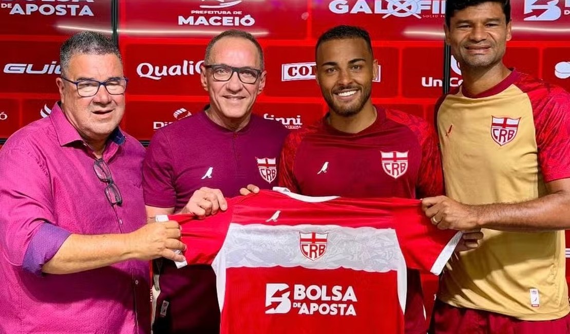 CRB apresenta o meia Estêvão que reencontra o técnico Fábio Matias