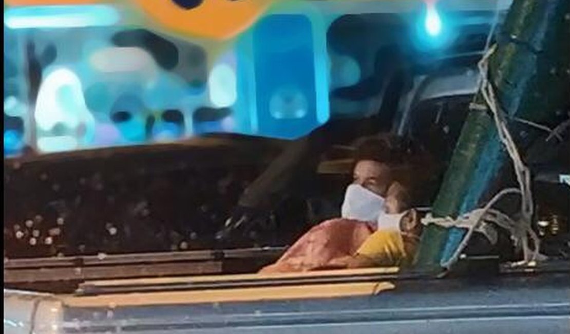 Homem com Covid-19 levado na carroceria de carro para hospital recebe alta
