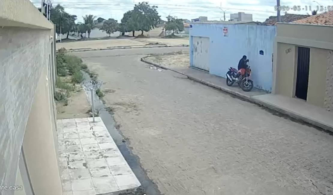 [Vídeo] Homem é flagrado tentando furtar moto em frente a residência em Arapiraca