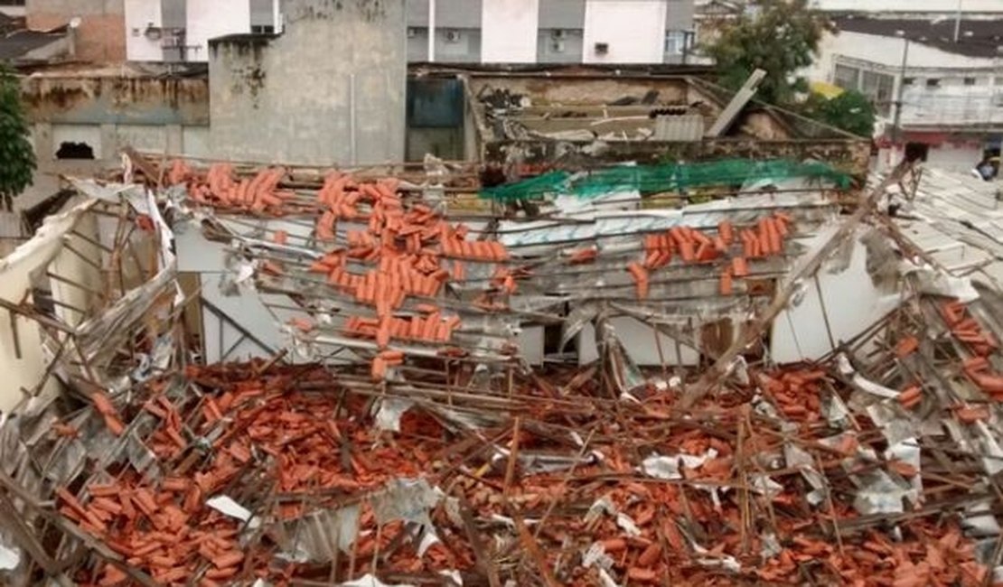 Devido às fortes chuvas, teto do antigo prédio da Secretaria de Educação desaba