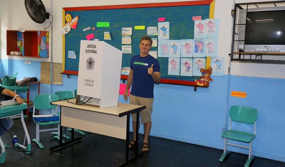 Famosos votam no 1º turno em todo o Brasil