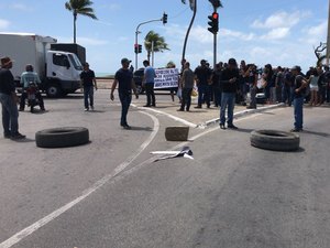 Integrantes da reserva técnica da PM realizam protesto no acesso a Maceió