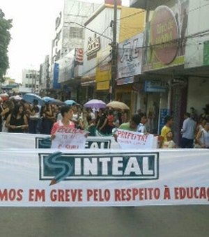 Grevistas fazem passeata e cobram respeito à educação em Arapiraca