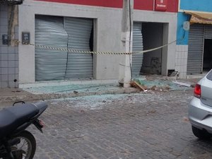 Bandidos arrombam agência bancária e explodem caixa eletrônico no interior