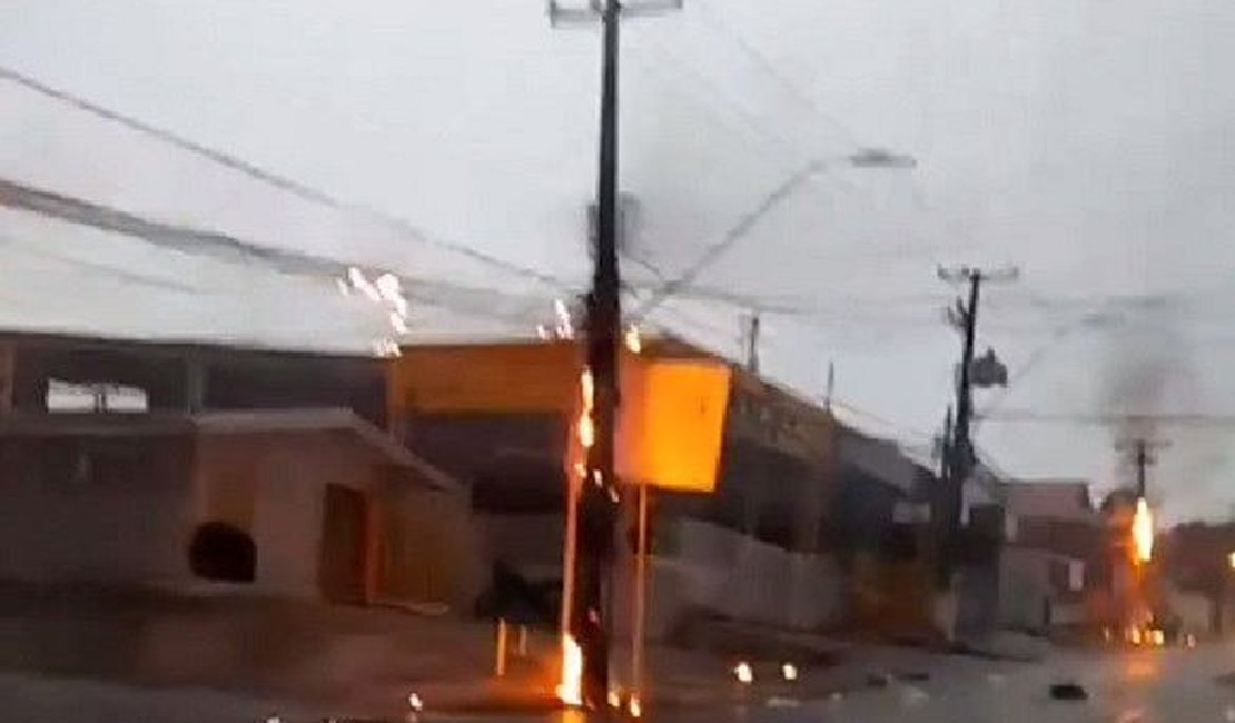 Postes pegam fogo na Avenida Rotary e moradores ficam sem energia