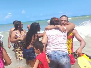 [Vídeos] Guardas civis resgatam vítima de afogamento em praia de Coruripe