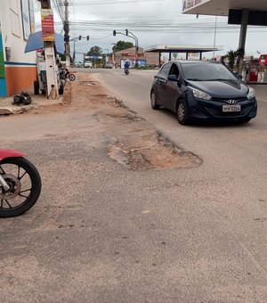 Buraco causa transtornos em avenida de Arapiraca, mas Casal alega não ser responsável pela manutenção