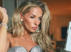 Adriane Galisteu reflete sobre os 50 anos: 'Mal sabia que estaria tão bem como nos meus 20'