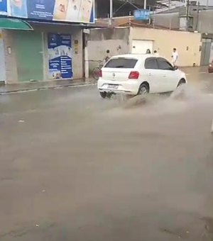 Rua fica completamente alagada após chuvas no Santos Dumont, em Maceió