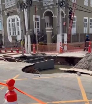 Tubulação da BRK rompe e abre cratera gigante na Avenida da Paz, em Maceió
