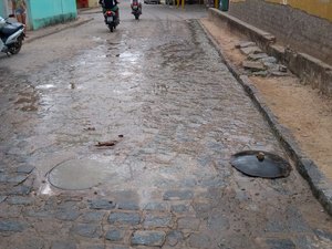 [Vídeo] Esgoto estoura e causa problemas em conjunto de Maragogi