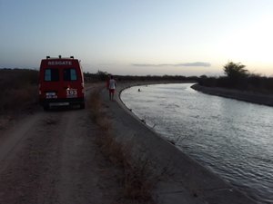 Bombeiros são acionados para retirada de animais no Canal do Sertão