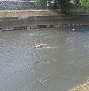 Corpo ainda não identificado é encontrado boiando no Riacho Salgadinho, em Maceió