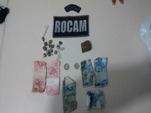 Adolescente é apreendido com drogas após furar blitz e atirar contra militares