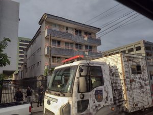 Caminhão da PM arranca fios de poste na Jatiuca
