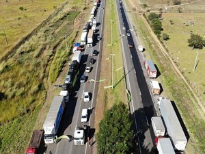 Prometida para esta segunda, greve dos caminhoneiros não emplaca