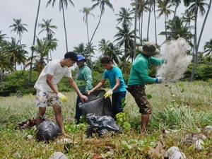 Mutirão de limpeza na Praia da Lage retira mais de 320 quilos de resíduos