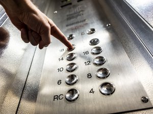 Bebê e outras duas pessoas ficam presas em elevador de edifício na Ponta Verde