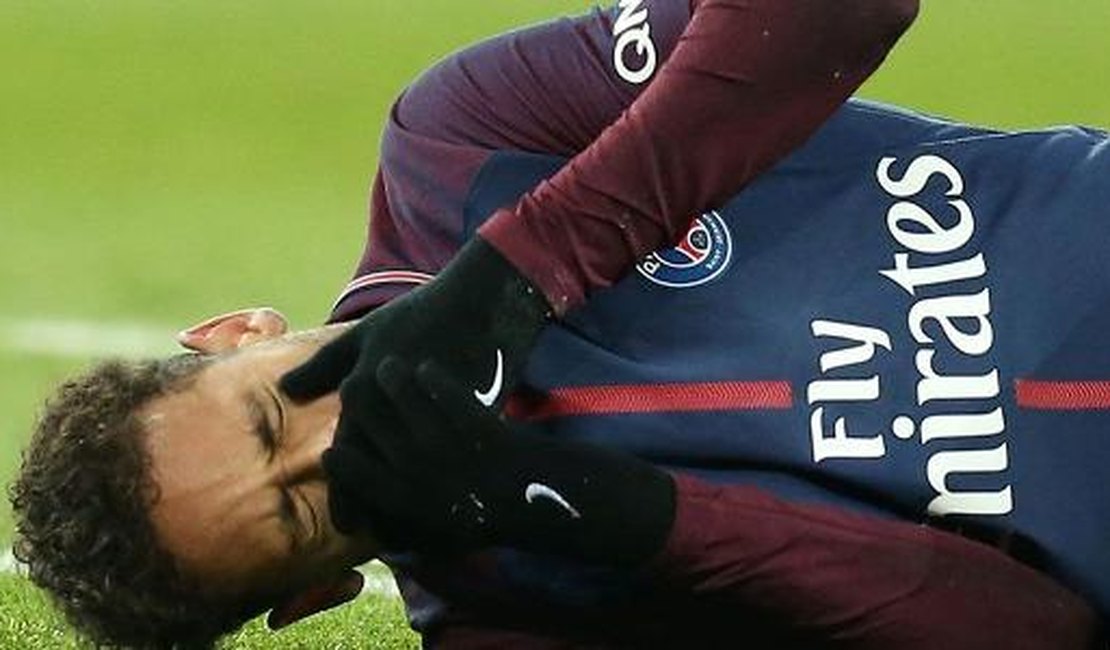 Neymar chega ao Brasil para realização de cirurgia no pé