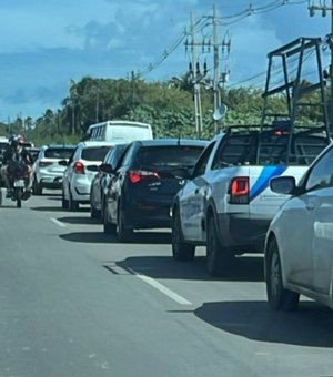Congestionamento na AL-101 Sul complica saída de Maceió nesta sexta-feira