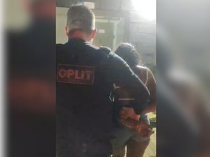 Mulher é vista entregando drogas a um grupo de pessoas e é presa na Pajuçara