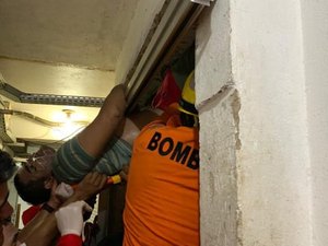 Homem é socorrido com fratura após ficar preso em elevador de carga
