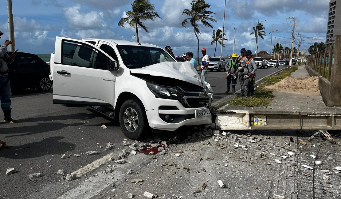 Motorista perde controle de caminhonete e colide contra poste na Cruz das Almas