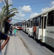 [Vídeo] Moradores fecham avenida em protesto por pavimentação no B. Bentes