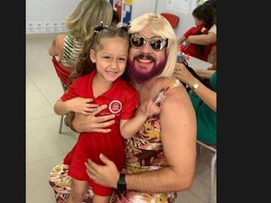 Viúvo, empresário atende pedido da filha e se fantasia de mãe em festa