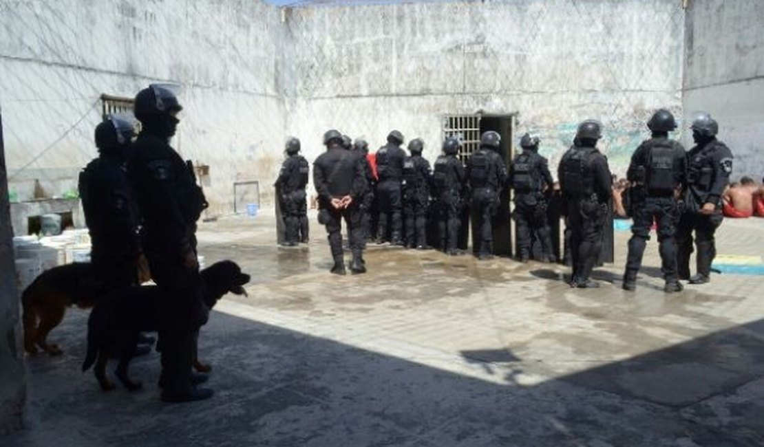 Agentes penitenciários fazem varredura no Baldomero Cavalcanti