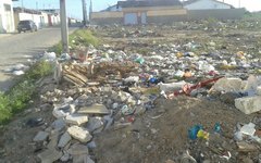 Moradores da Canafístula denunciam aparição de escorpiões com lixo acumulado em terrenos, em Arapiraca