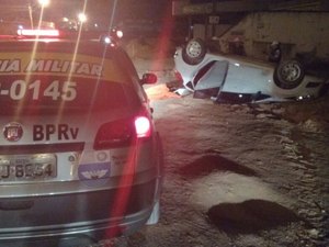 Vítimas de acidente fogem e carro é saqueado em rodovia