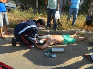 [Vídeo] Homem fica ferido em capotamento