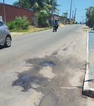 Vazamentos causam desperdícios de água em Porto de Pedras há um mês
