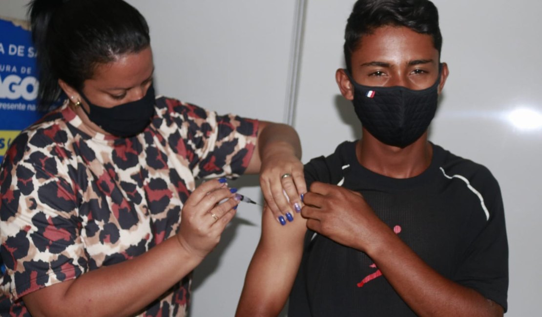Maragogi inicia vacinação para adolescentes de 15 anos