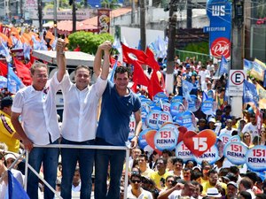 Renan Filho reúne 15 mil pessoas em caminhada pela orla de Maceió
