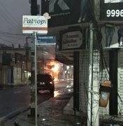 [Vídeo ] Poste em frente a fachada de escola pega fogo e danifica rede de energia 