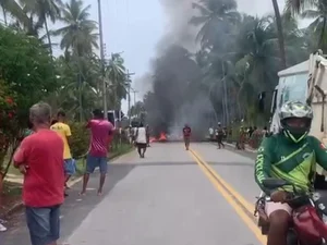 Catadores de caranguejo e pescadores bloqueiam AL 101 Norte em Japaratinga