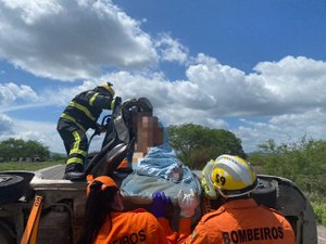 Carro capota na BR-316 e uma pessoa morre e outras duas ficam feridas, em Canapi