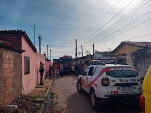 [Vídeo] Mulher com problemas mentais ateia fogo em imóvel e é resgatada pelo Corpo de Bombeiros