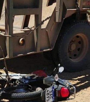 Motociclista vai parar debaixo de caminhão após colisão em reboque no Distrito Pindorama