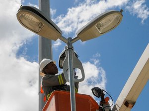 Motorista perde o controle da direção e veículo colide com poste