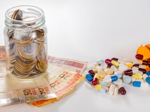 Uma dica é abastecer a caixinha de remédios antes do reajuste no preço dos medicamentos