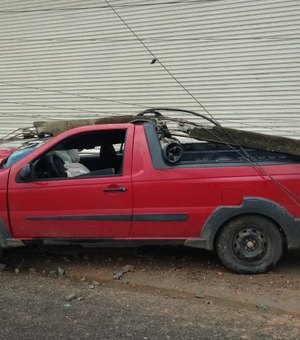 Após sair da pista, motorista perde o controle, derruba poste e foge