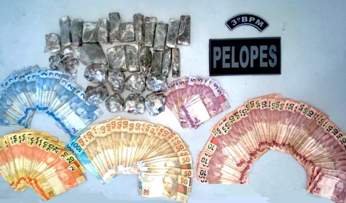 Suspeito é preso com quase R$ 3.500 e maconha escondida em parede de casa