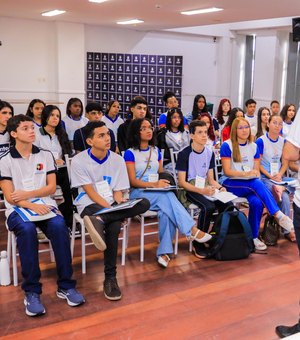 Estudantes selecionados no Plenarinho conhecem a Câmara e participam de formação