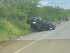 Mulher perde controle do carro e capota veículo na AL-220, em Delmiro Gouveia