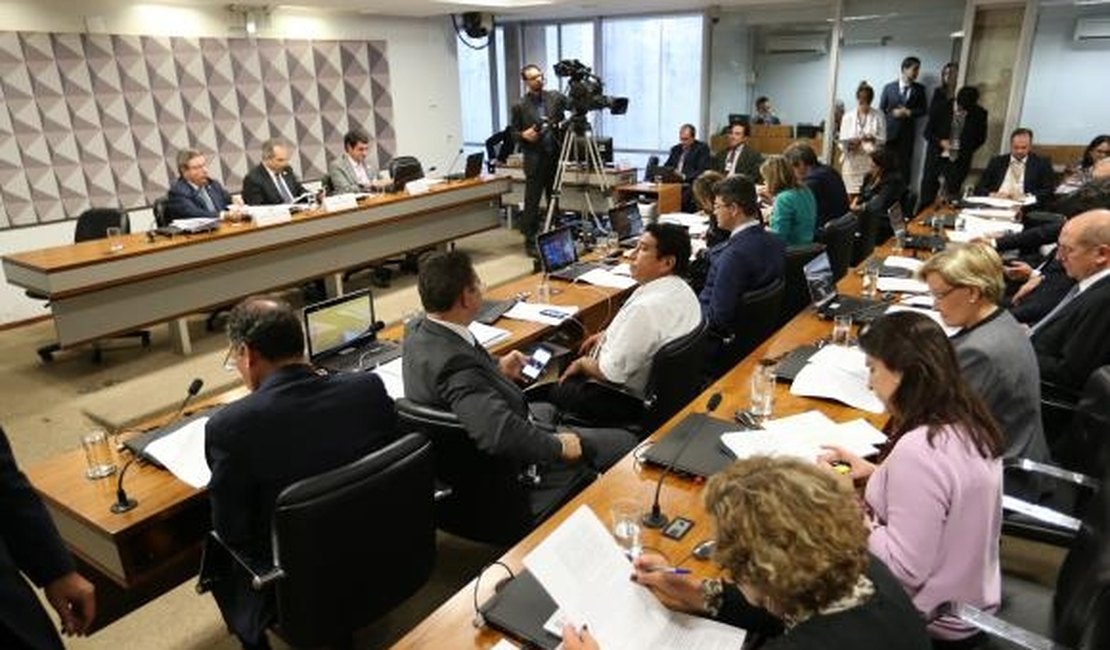 Senadores começam hoje a discutir relatório pela admissibilidade do impeachment