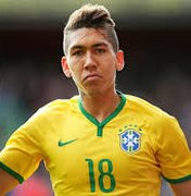 Jogador Firmino vai a restaurante e paga rodada de chope para clientes