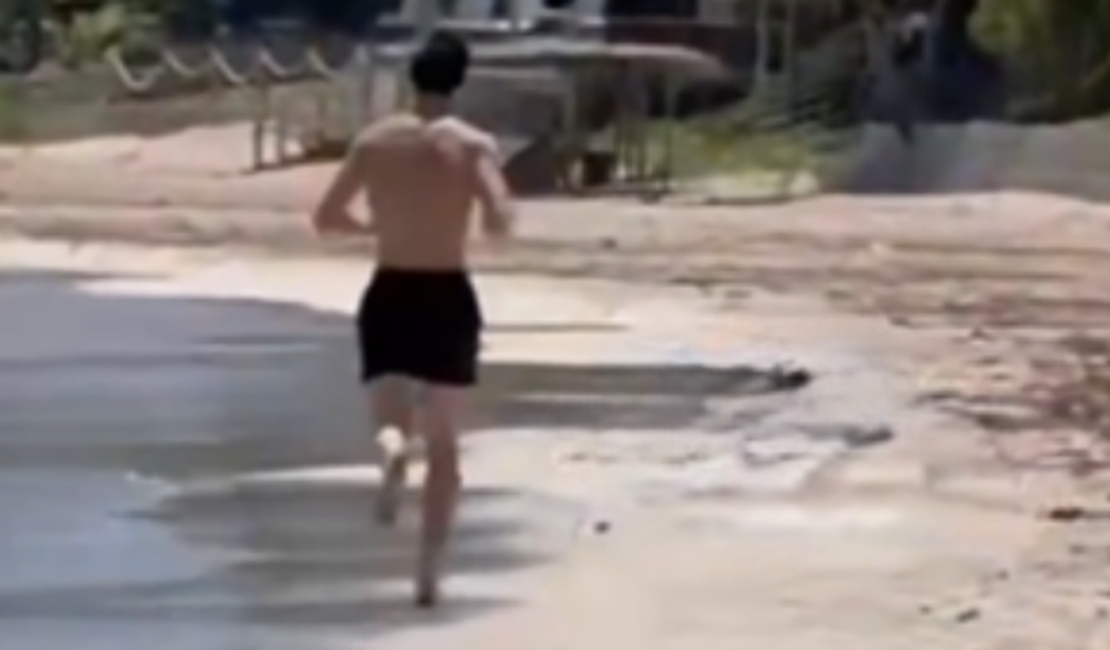 Shawn Mendes é flagrado correndo na praia de São Miguel dos Milagres